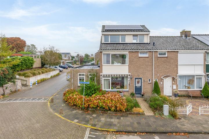 Prins Clausstraat 1 in Benthuizen