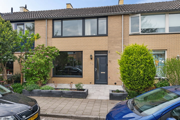 Prinses Beatrixstraat 16 in Benthuizen