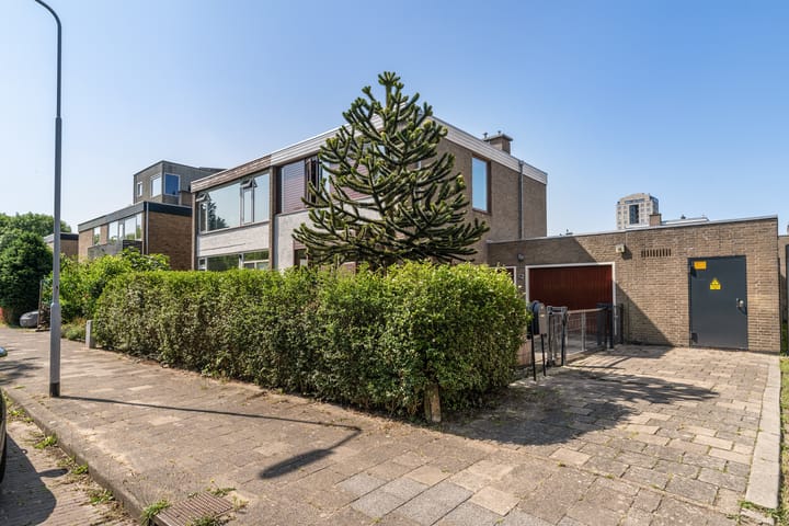 Prinses Irenelaan 15 in Voorburg