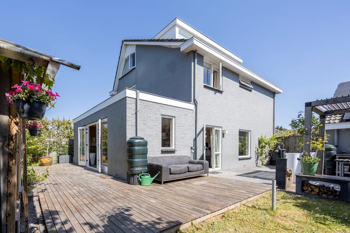 Professor Zeemanstraat 27 in Zandvoort