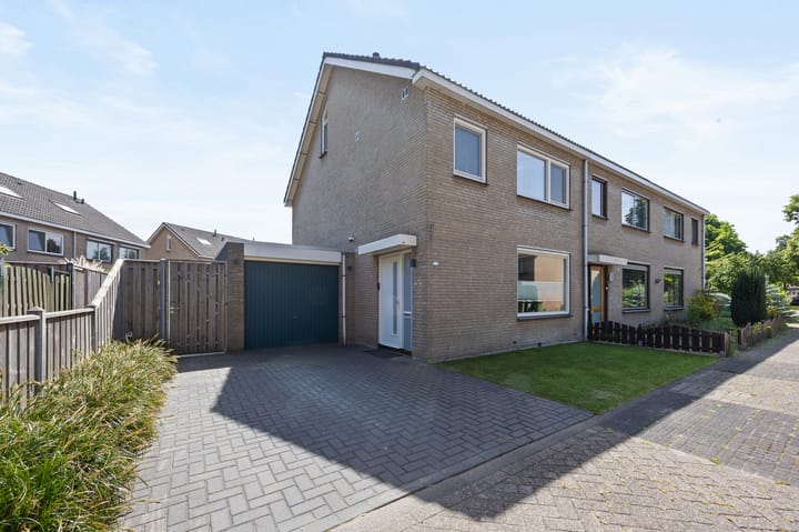 Puccinistraat 1 in Waalwijk Foto
