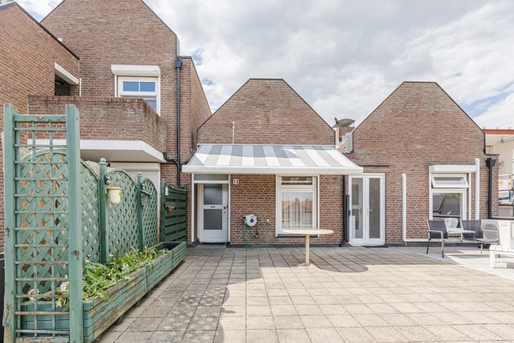 Photo of property Raadhuisplein 13, Dinteloord