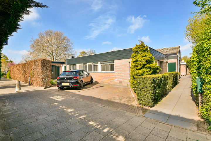 Photo of property Raiffeisenstraat 13, Nieuw-Vennep