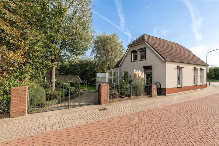 Photo of property Rijksweg 104, Nieuwendijk