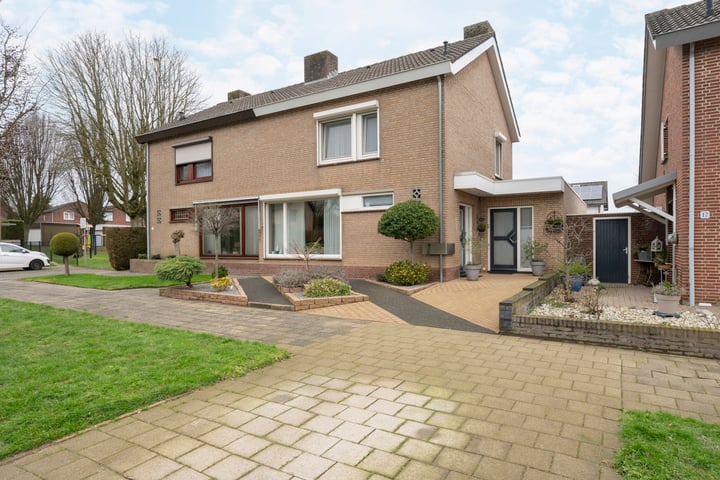 Rijnbeek 15 in Geleen