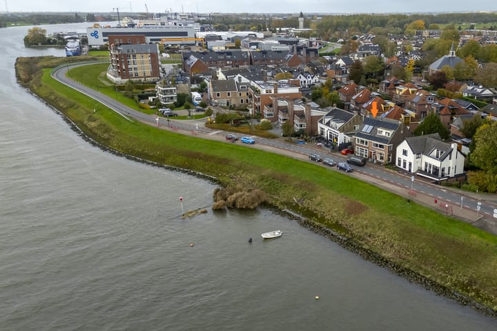 Photo of property Rivierdijk 255, Hardinxveld-Giessendam