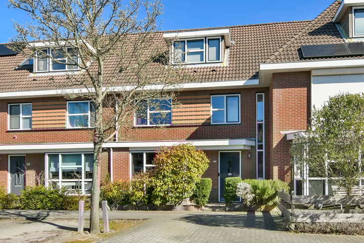 Photo of property Rodelindalaan 51, Nieuw-Vennep