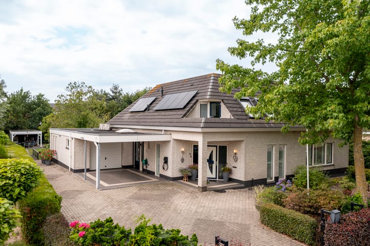 Roerdompstraat 27 in Schelluinen