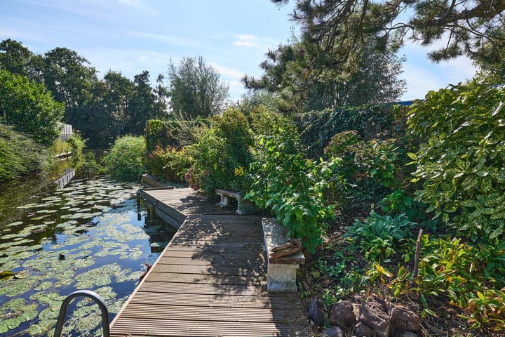 Photo of property Roerdompstraat 37, Westzaan