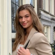 Foto van Roos van Wijk, Marketingmedewerker bij Sotheby's Realty Makelaars Nederland