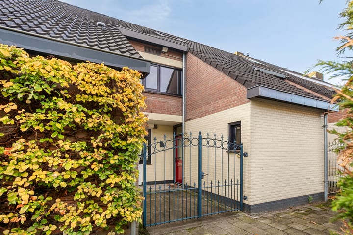 Rossinistraat 2 in Waalwijk photo