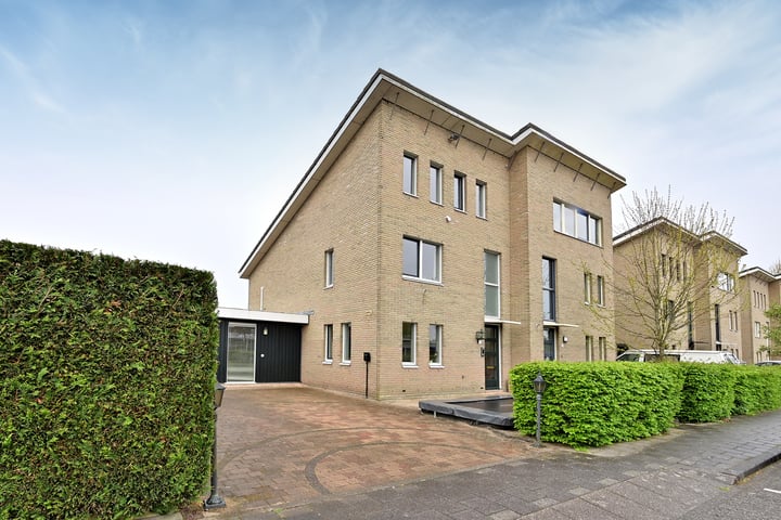 Rousseaulaan 1 in Huizen