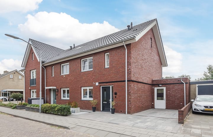 Rozenbloemstraat 26 in Made
