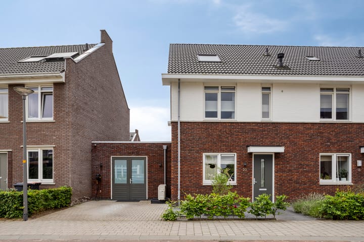 Rozenbottel 20 in Borne