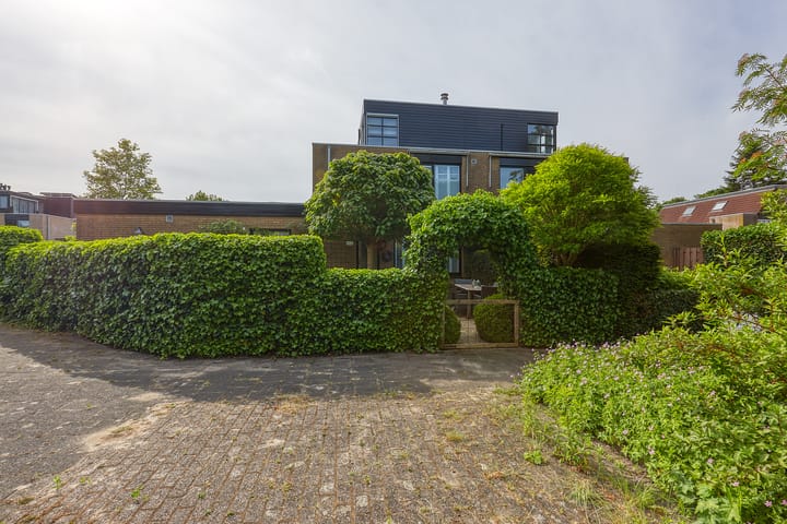 Rozentuin 108 in Voorburg foto