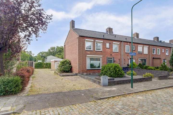 Saksen Weimarstraat 19 in Rijen