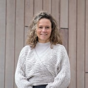 Foto van Sandra Koppenhofer, Officemanager bij Natuurlijk Makelaars