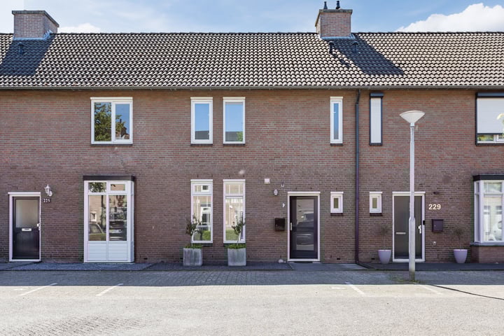 Schepenhoek 227 in Uden