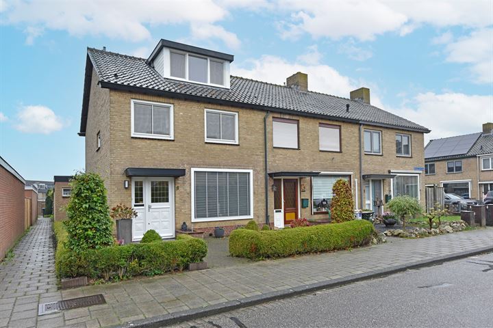 Schout Clantstraat 6 in Nieuwveen