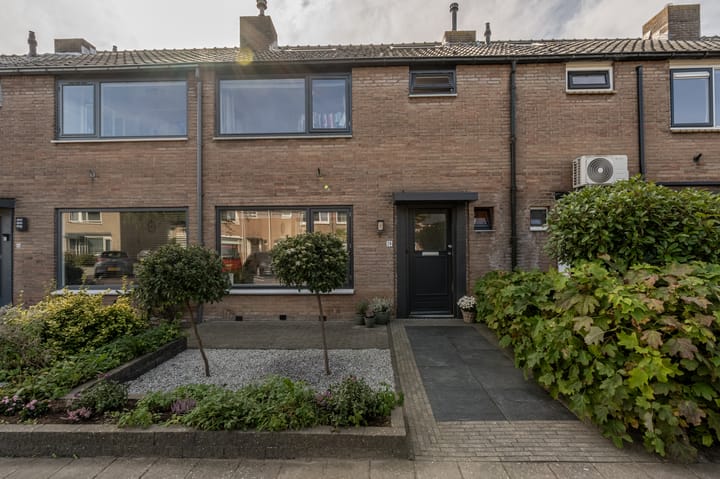 Photo of property Seringenstraat 24, Oud-Beijerland