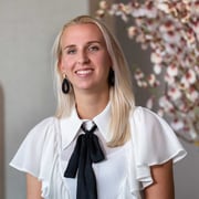 Foto van Sharon van den Berg, NVM Assistent-makelaar bij Frisia Makelaars