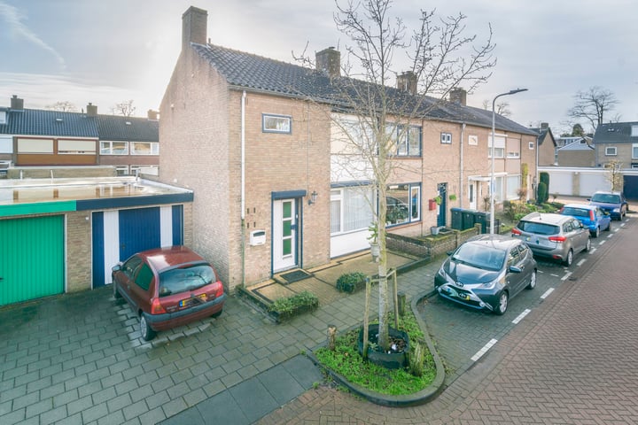 Sint Alphonsusstraat 8 in Roosendaal