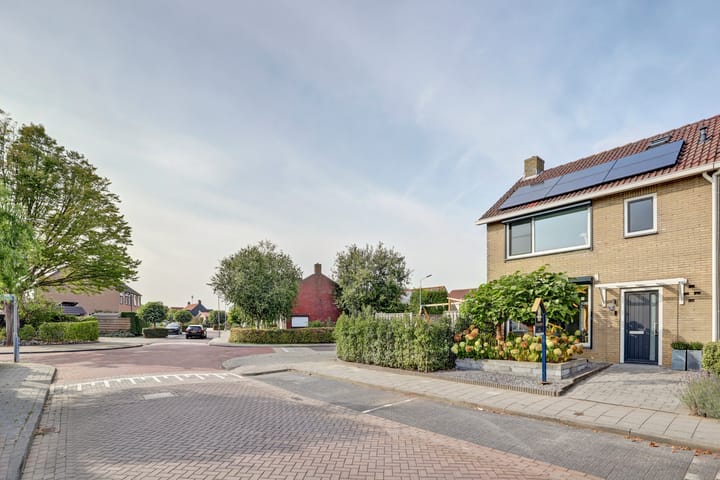Spaarlingsstraat 1 in Kapelle