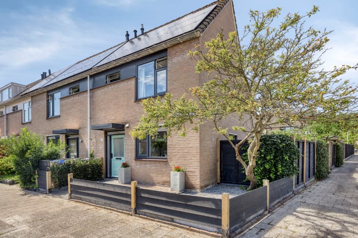 Photo of property Starduststraat 1, Hoek van Holland