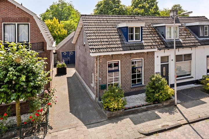 Stationsdwarsweg 38 in Rijssen