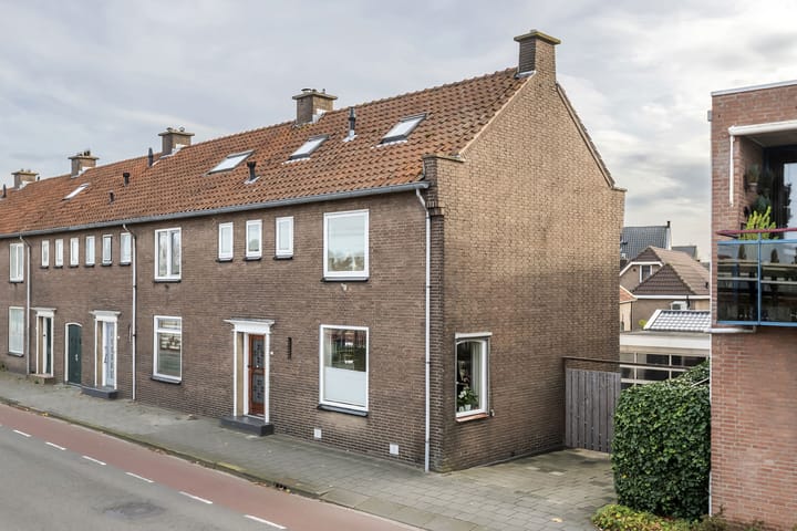 Stationsstraat 15 in Hardinxveld-Giessendam foto