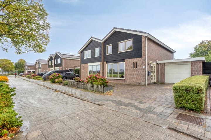 Photo of property Stationsstraat 79, Warmenhuizen