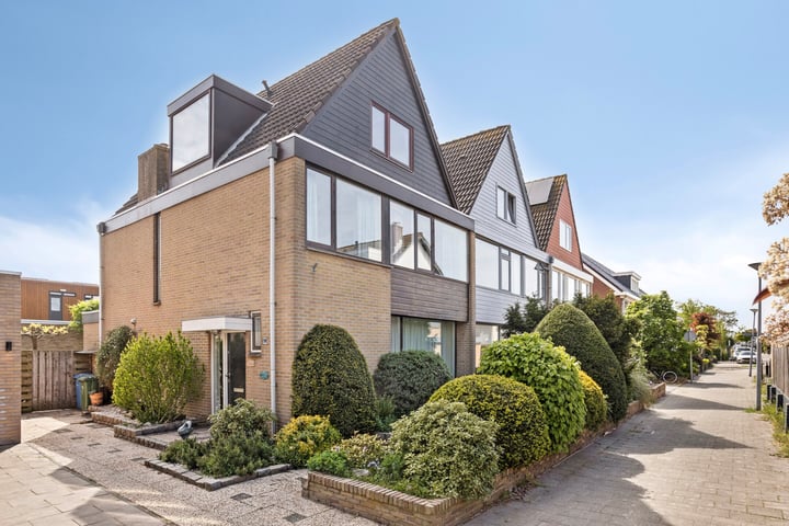 Photo of property Stationsweg 114, Hoek van Holland