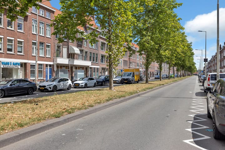 Strevelsweg 134A in Rotterdam photo