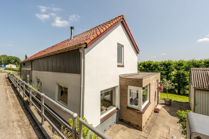 Photo of property Strijenseweg 140, 's-Gravendeel