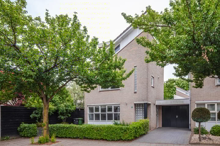 Suze Groeneweglaan 1 in Elst