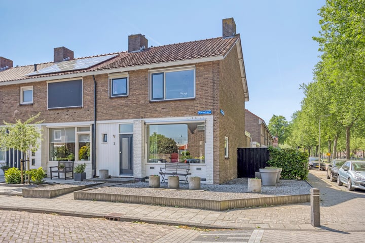 Tjalkstraat 2 in Emmeloord