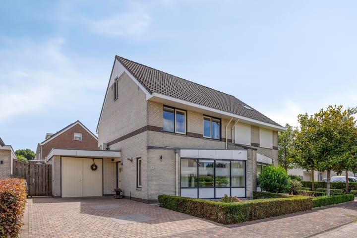 Photo of property Uithof 16, Wijk en Aalburg