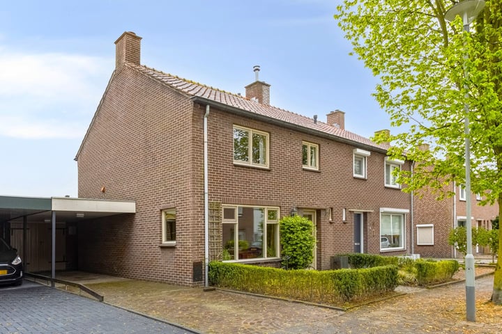 Van Baerlestraat 8 in Bergen L