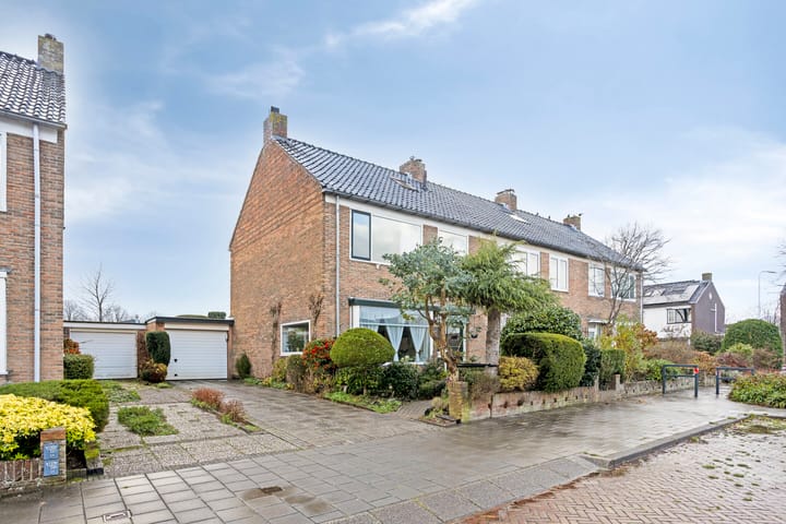 Photo of property Van den Vondellaan 50, Driehuis NH