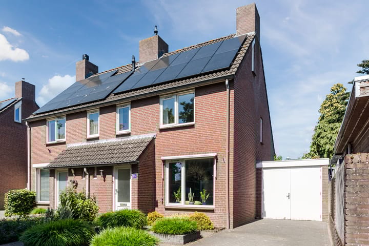 Photo of property Van den Waarsenburglaan 15, Nuenen