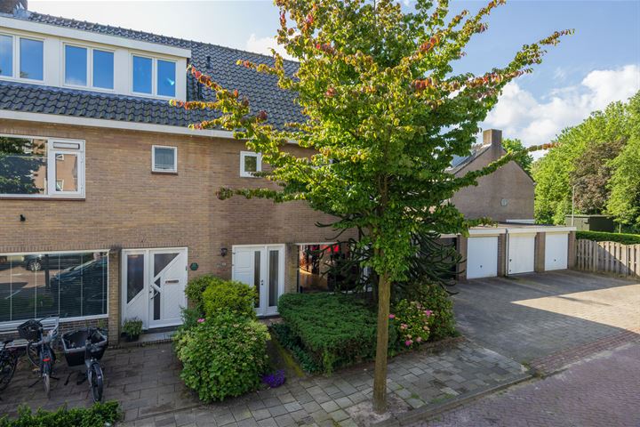 van den Woudestraat 20 in Warmond