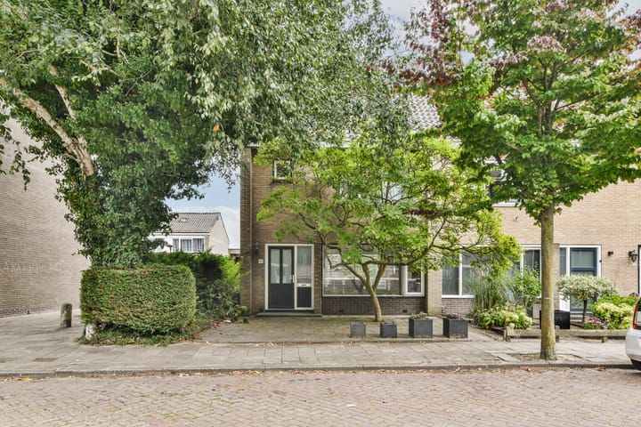 van den Woudestraat 28 in Warmond