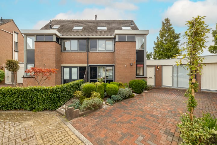 Van der Does de Willeboisstraat 25 in Wateringen
