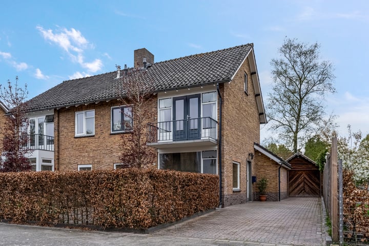 Photo of property Van der Duyn van Maasdamstraat 2, Veenendaal