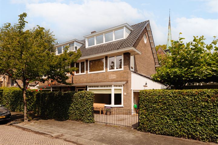 Van der Hoochlaan 26 in Amstelveen