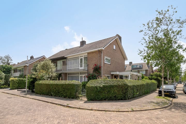 Van der Leeuwlaan 2 in Schiedam