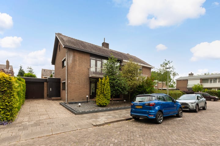 Van der Leeuwlaan 4 in Schiedam