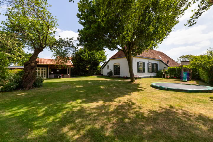 Photo of property Van Dijkhuizenstraat 10, Nijkerkerveen