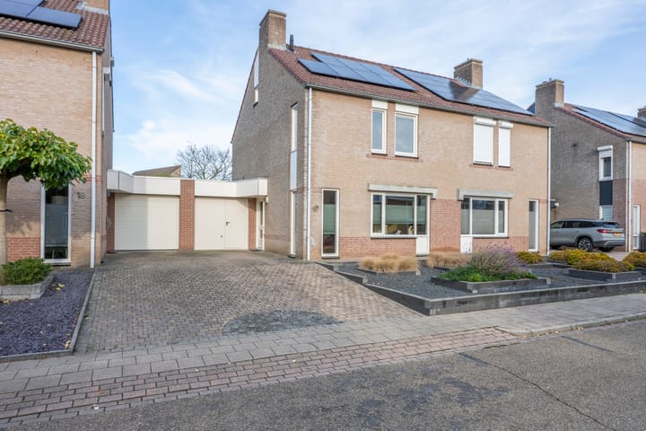 van Doesburglaan 16 in Landgraaf foto