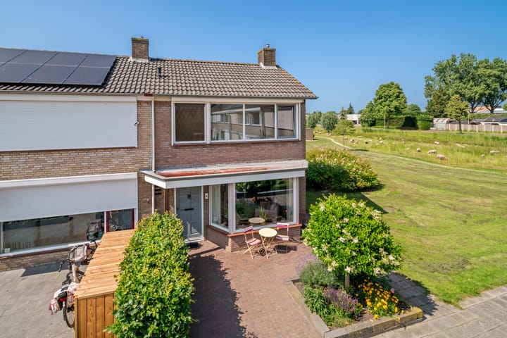 Photo of property Van Goghlaan 210, Roosendaal